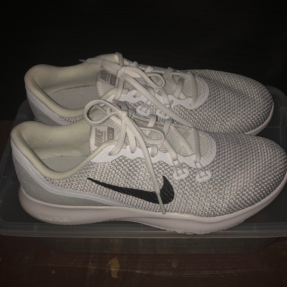 Women’ Nike Sneakers - Picture 4 of 5